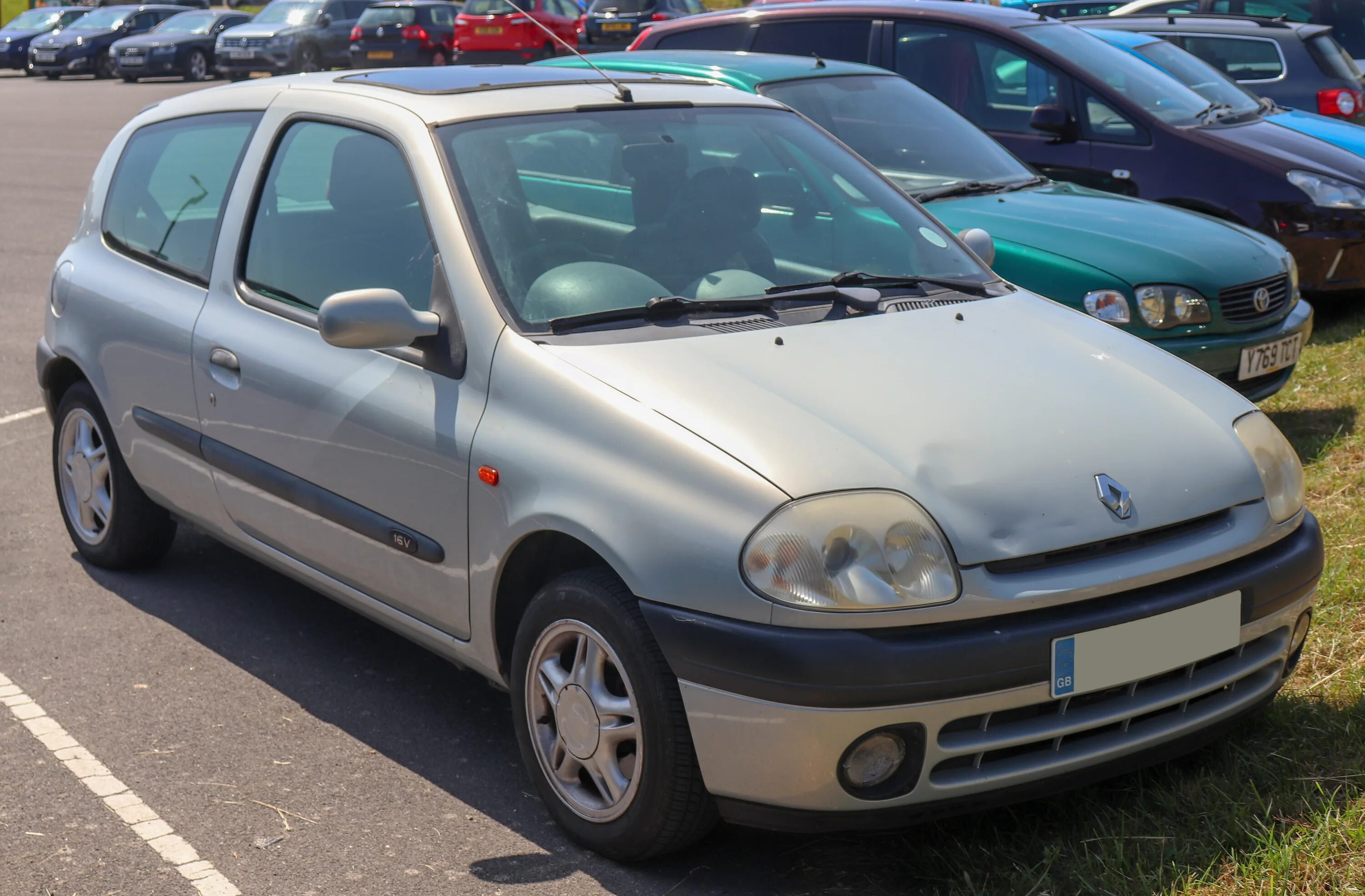 Рено клио 2001 фото File:2001 Renault Clio Sport 16V 1.1 Front.jpg - Wikimedia Commons