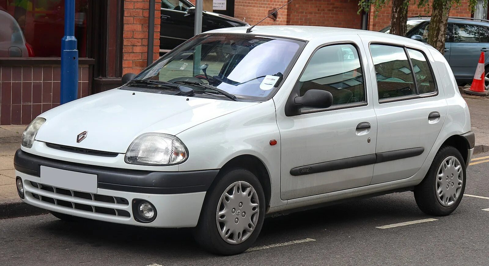 Рено клио 2001 фото Файл:2001 Renault Clio Alize 1.4 Front.jpg - Вікіпедія