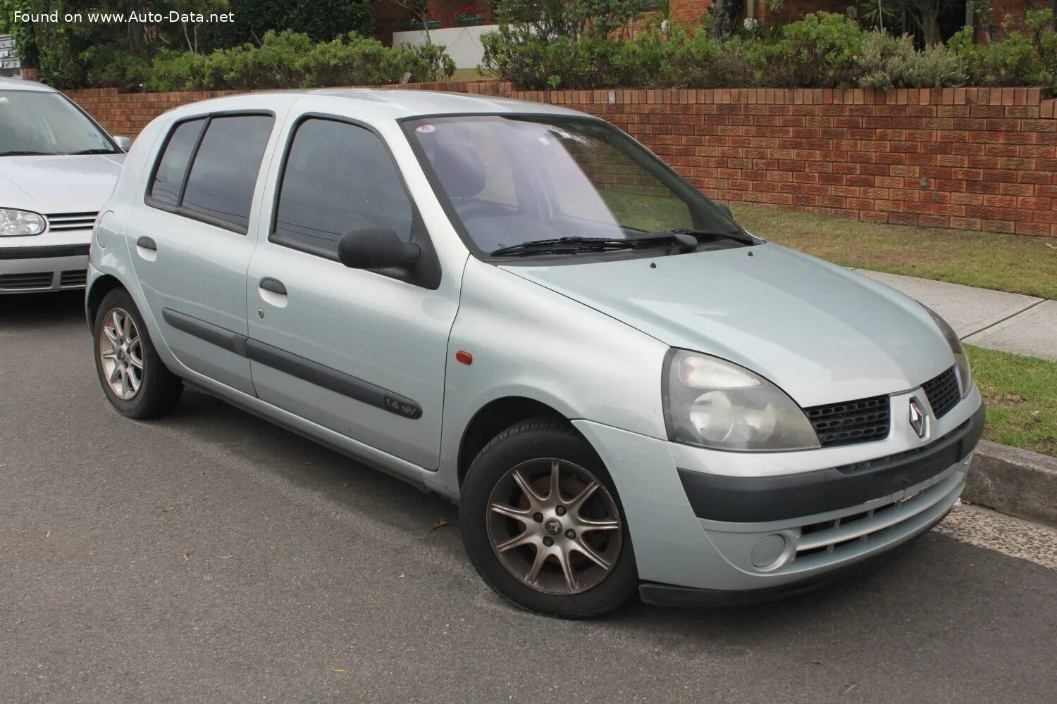 Рено клио фото 2001 Renault Clio II (Phase II, 2001) 5-door Технические характеристики, Расход 