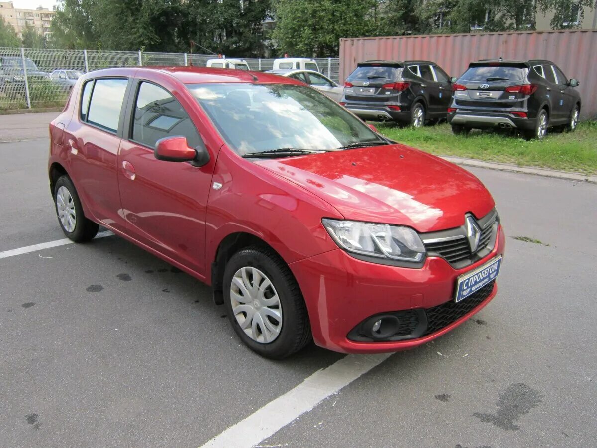 Рено красного цвета фото Купить б/у Renault Sandero II 1.6 MT (82 л.с.) бензин механика в Санкт-Петербург