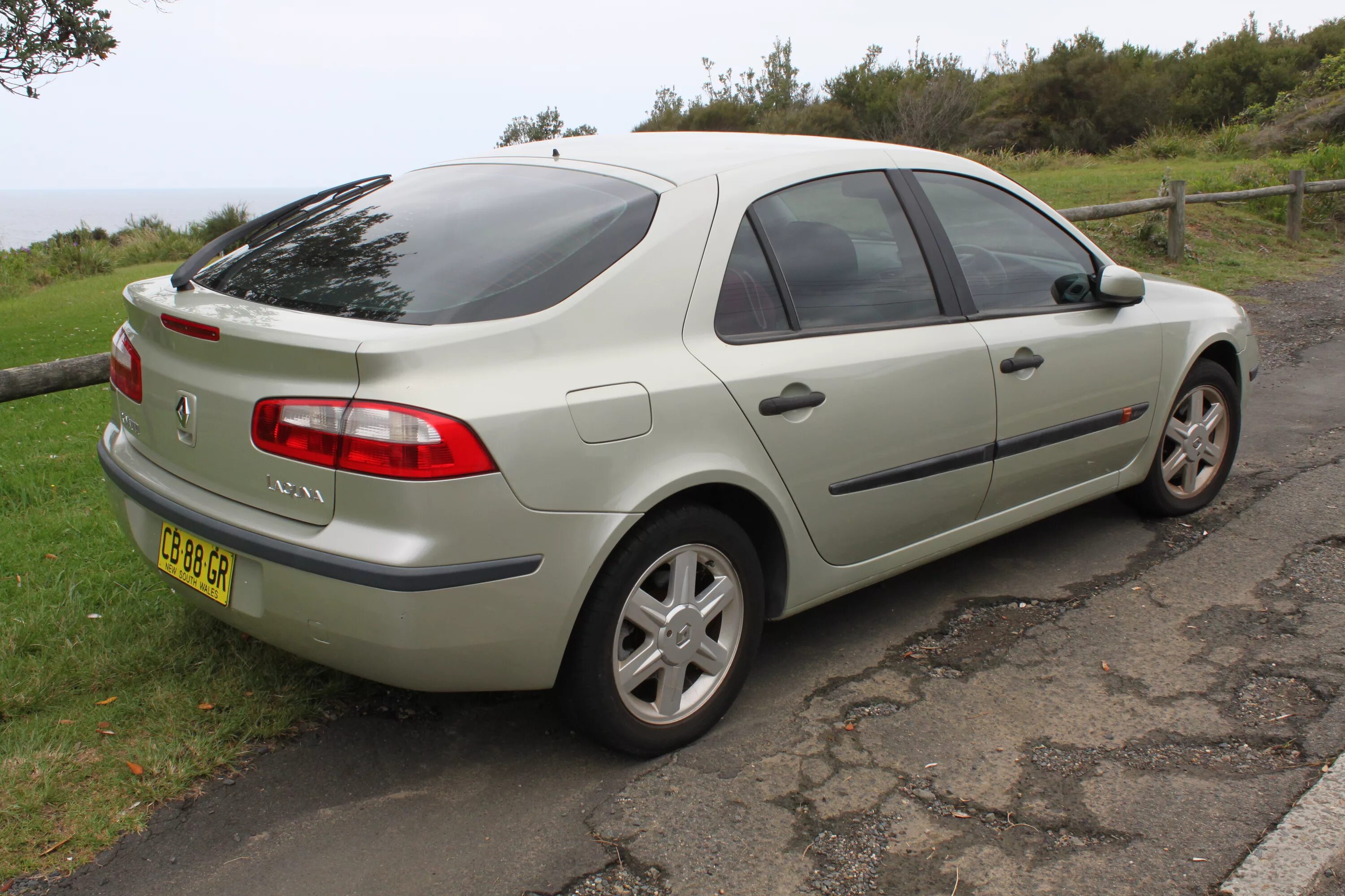 Рено лагуна седан фото File:2002 Renault Laguna (X74) Authentique hatchback (24970151951).jpg - Wikiped