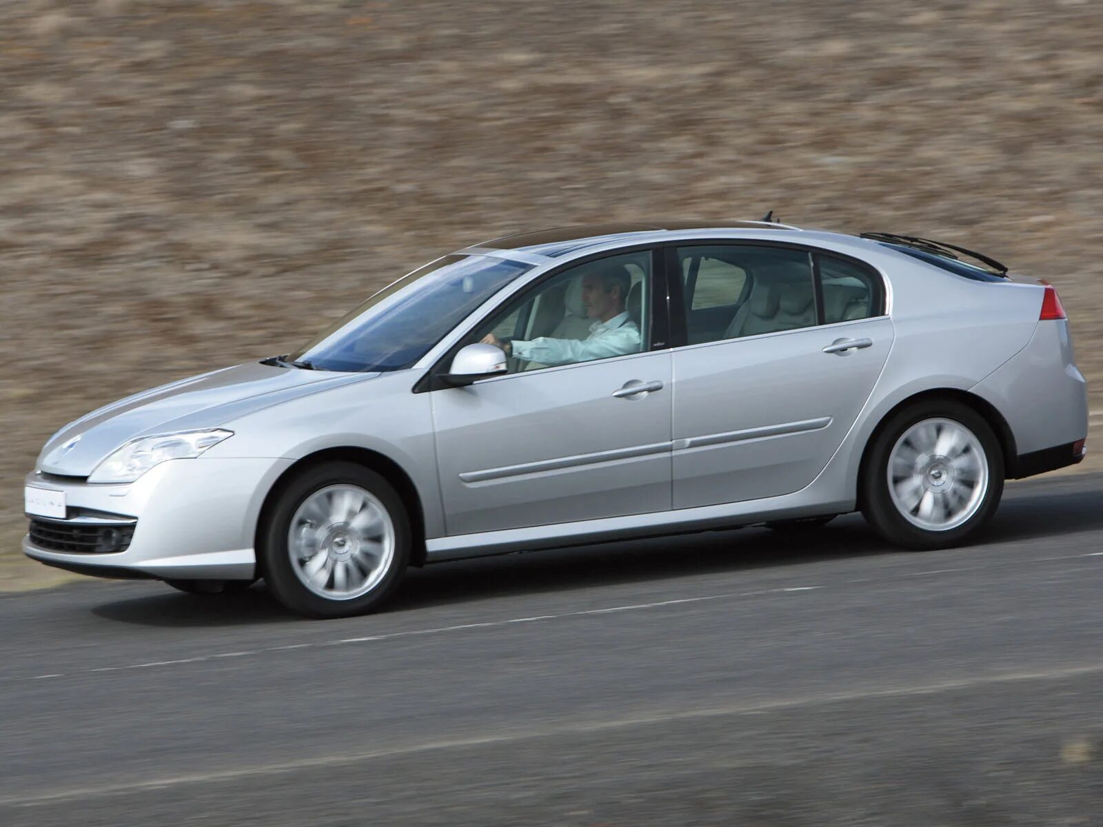 Рено лагуна седан фото Установка автозвука в Renault Laguna цены в Москве