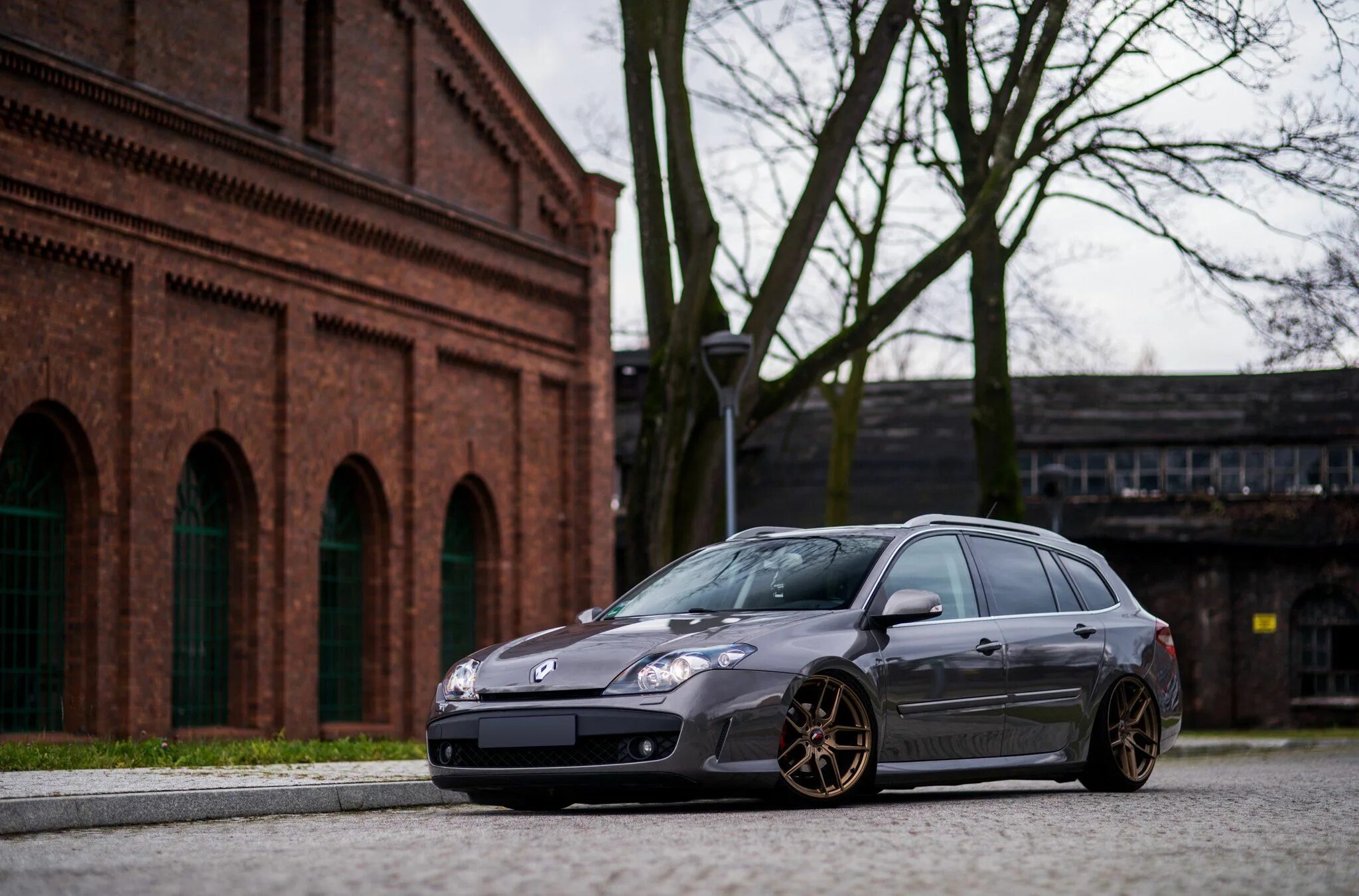 Рено лагуна универсал тюнинг Customized Gray Renault Laguna Stands Out on the Road Renault, Laguna, Beverly h