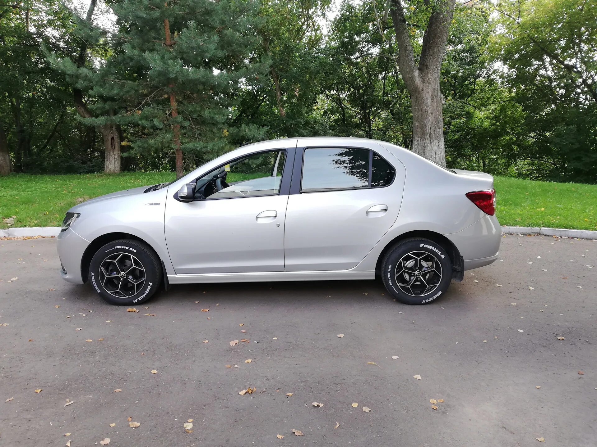 Рено логан 2 на дисках фото Спортивная резина за 2$ - Renault Logan (2G), 1,6 л, 2016 года аксессуары DRIVE2