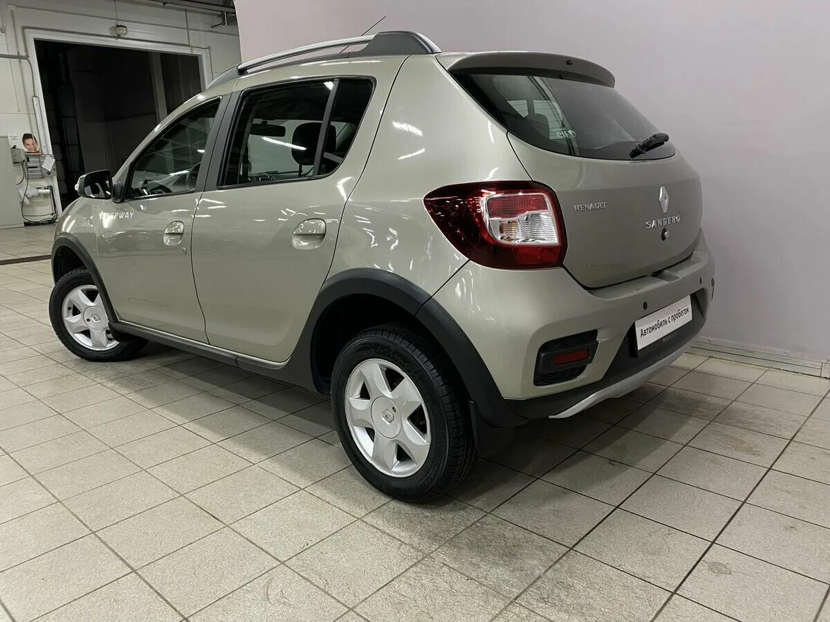 Рено логан хэтчбек фото Купить б/у Renault Sandero II Stepway 1.6 MT (82 л.с.) бензин механика в Санкт-П