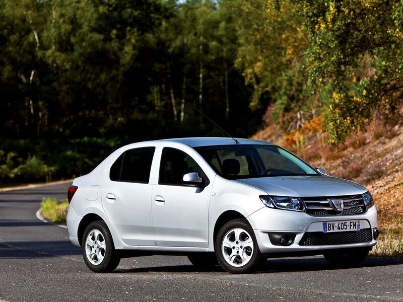 Купить б/у Renault Logan II 1.6 MT (82 л.с.) бензин механика в Тюмени: белый Рен