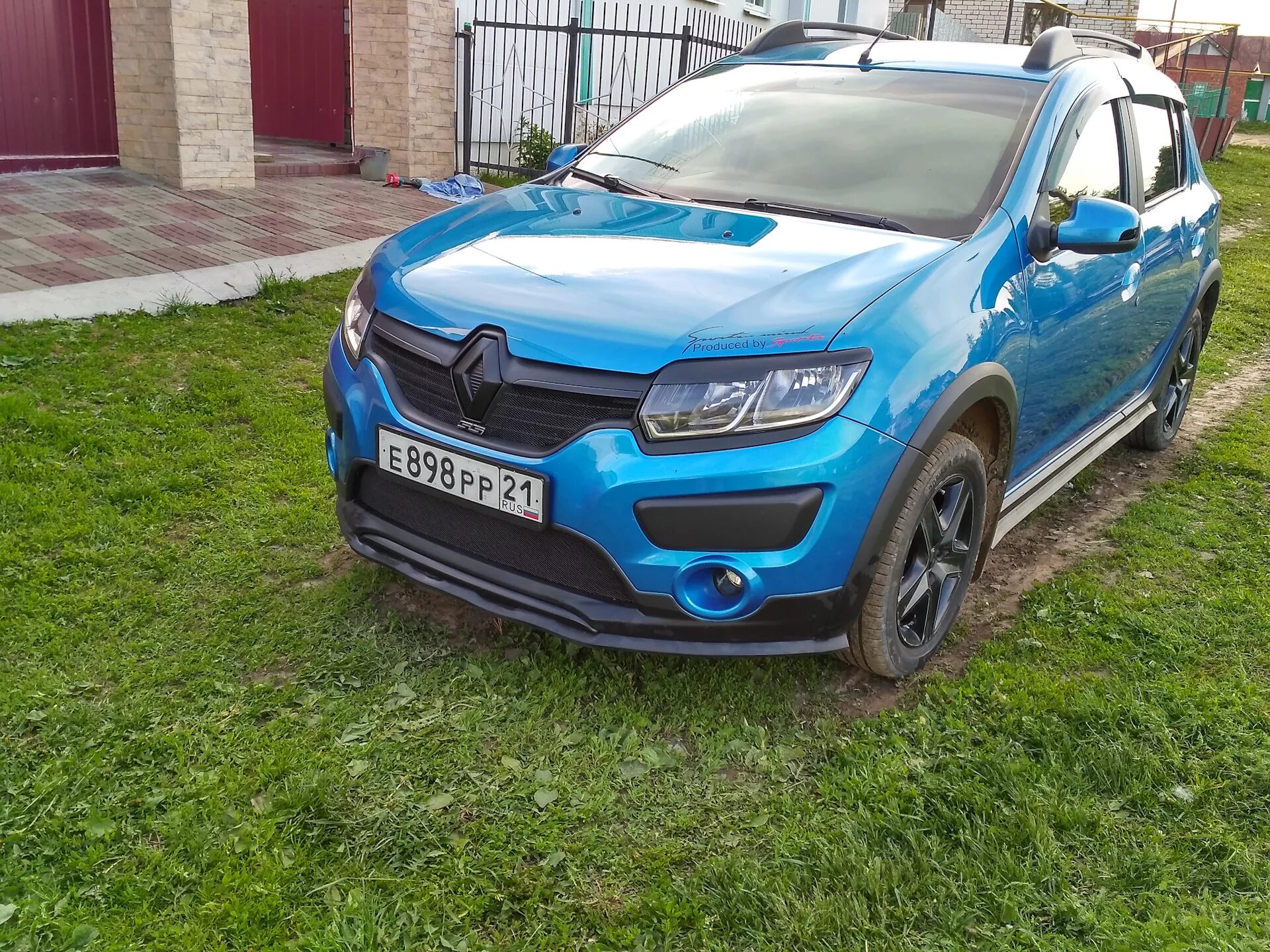 Рено логан stepway тюнинг Шильдик INITIALE. Косметический ремонт - Renault Sandero Stepway (2G), 1,6 л, 20