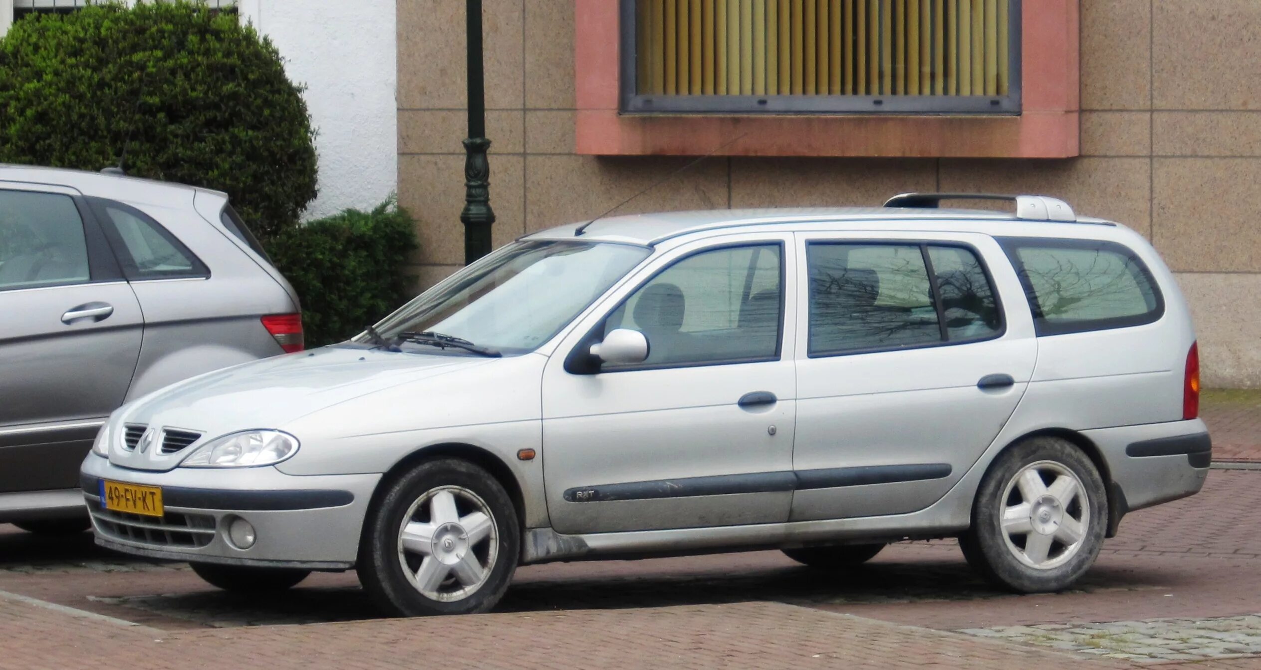 Рено меган 1 универсал фото File:Renault Megane break (ca 2000) outside defunct Rabobank.JPG - Wikimedia Com