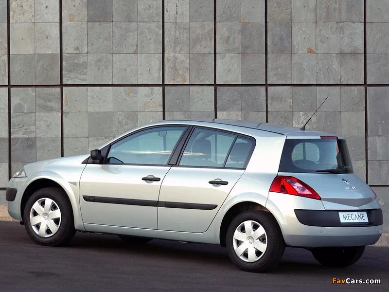 Рено меган 2 фото Renault Megane 5-door ZA-spec 2003–06 images (800x600)