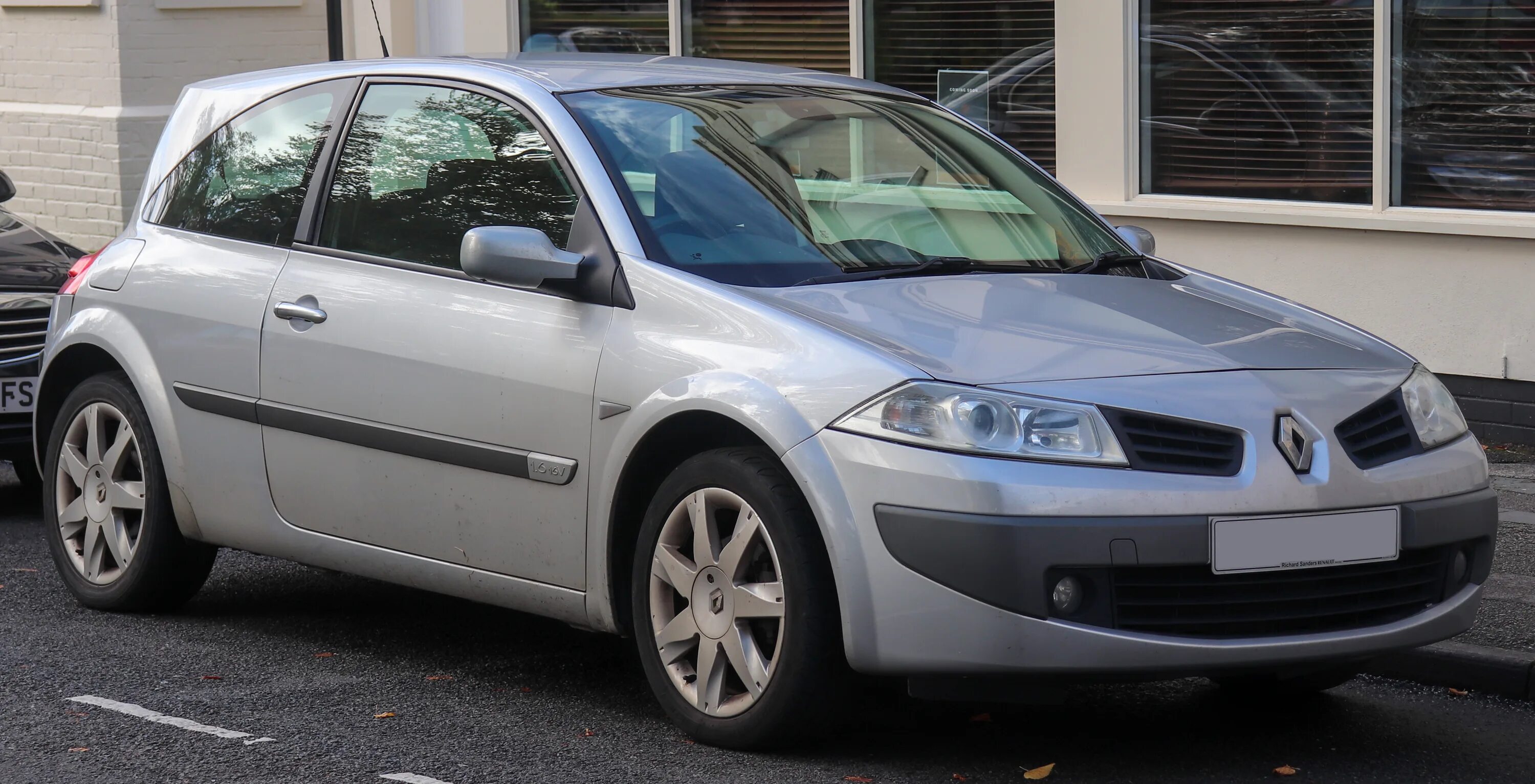 Рено меган 2007 года фото File:2007 Renault Megane Dynamique 1.6 Front.jpg - Wikipedia