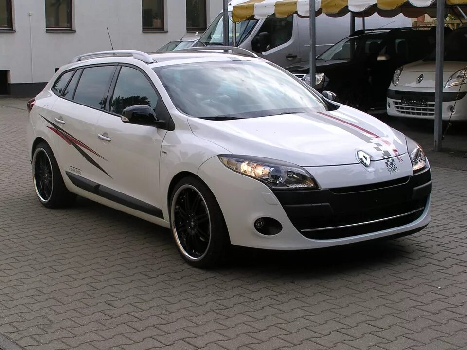 Рено меган 3 тюнинг фото Интересные варианты винила на Megane 3 - Renault Megane Sport Tourer, 1,5 л, 200