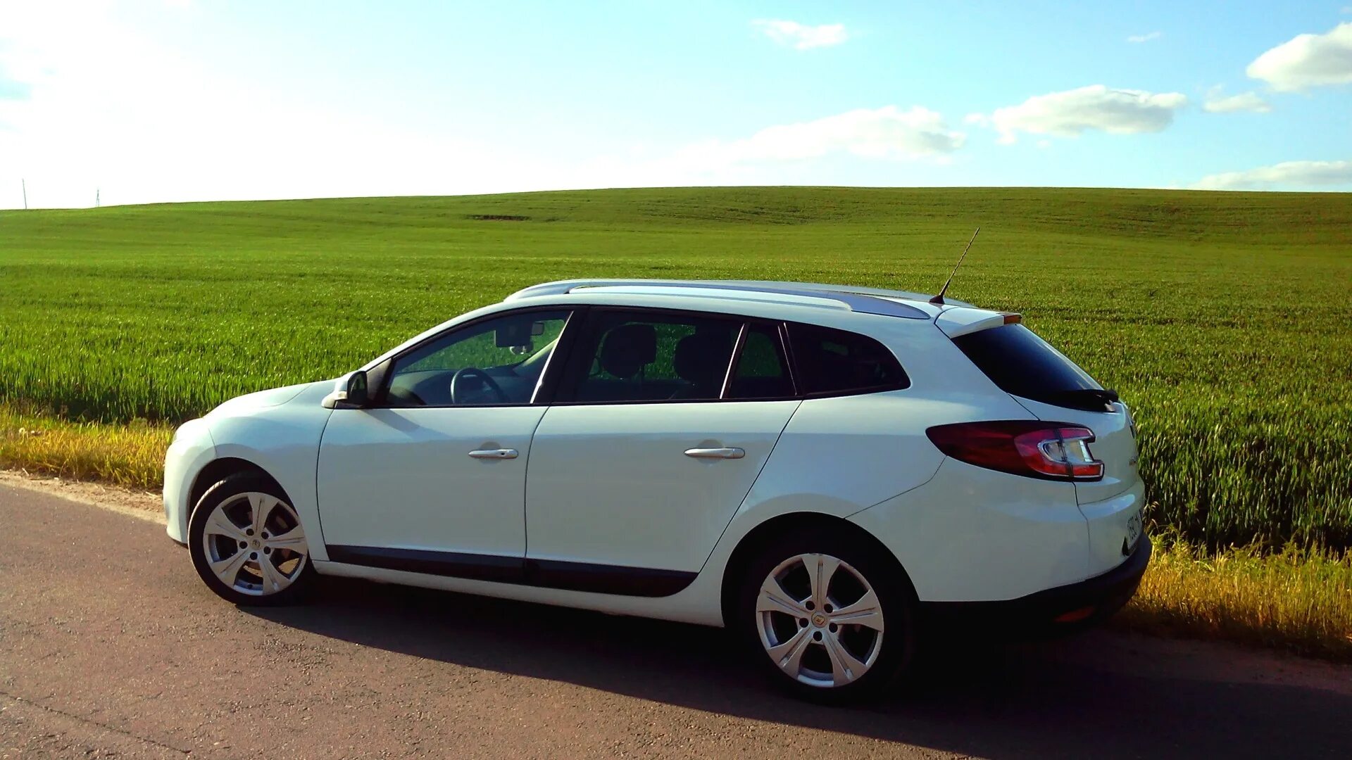 Рено меган 3 универсал фото Renault Megane III 1.5 дизельный 2010 3 Grandtour White на DRIVE2