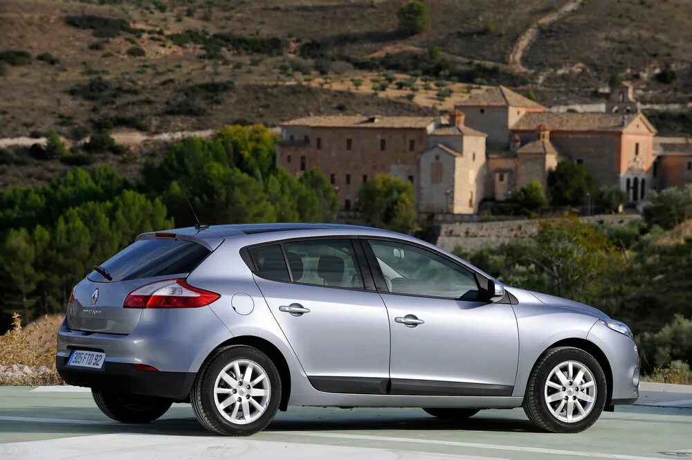 Рено меган фото цена Renault Megane 3 поколение (2008 - 2012) Хэтчбек 5 дв - технические характеристи