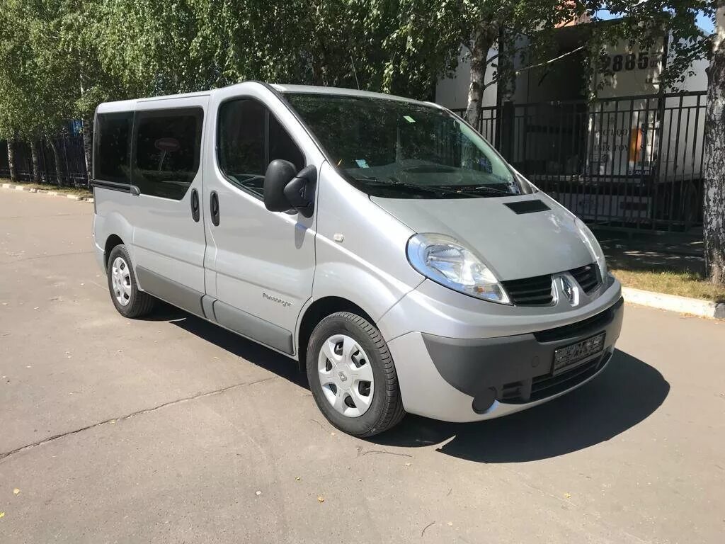 Рено микроавтобус фото Купить б/у Renault Trafic дизель механика в Москве: серебристый микроавтобус 201