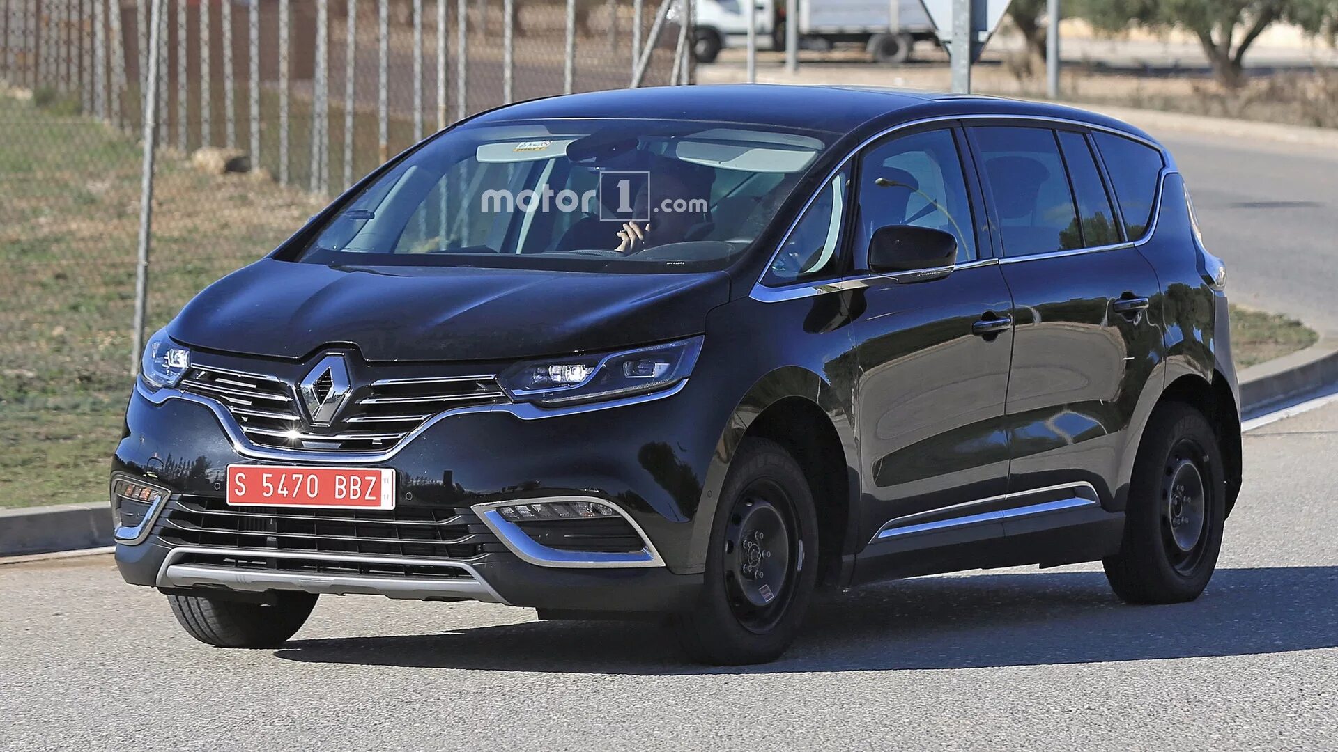 Рено минивэн фото Stretched Renault Espace test mule looks like Frankenstein’s car