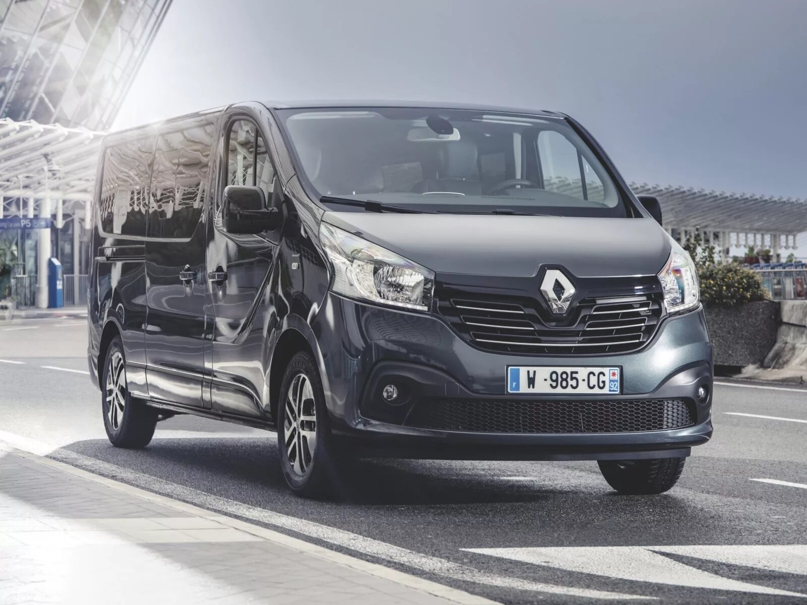 Рено минивэн фото Известна линейка моторов бизнес-минивэна Renault Trafic SpaceClass - КОЛЕСА.ру -