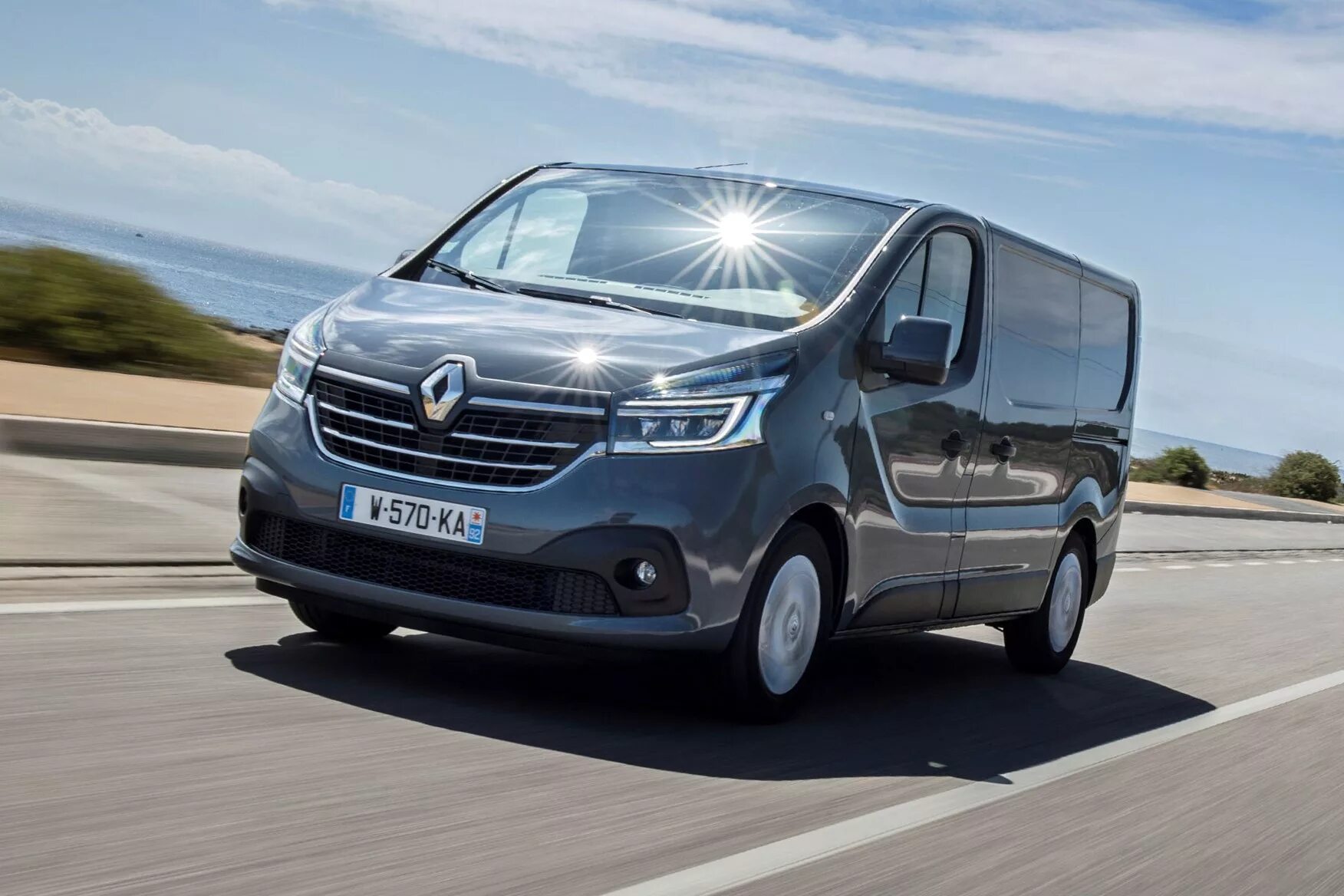 Рено минивэны все модели фото Renault Trafic van review (2023)