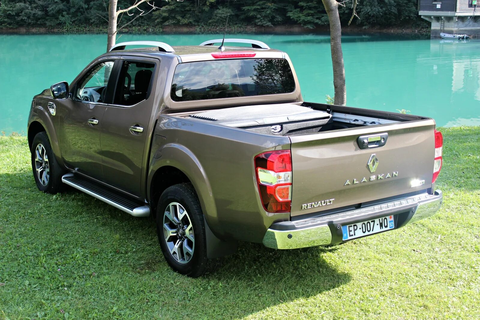 Рено пикап фото Essai vidéo - Renault Alaskan 2017 : le pick-up qui veut faire de l'ombre aux SU