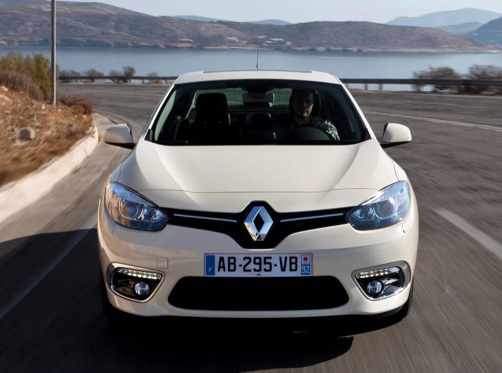 Рено рестайлинг фото Первые изображения нового поколения Renault Fluence появились в Сети - DRIVE2