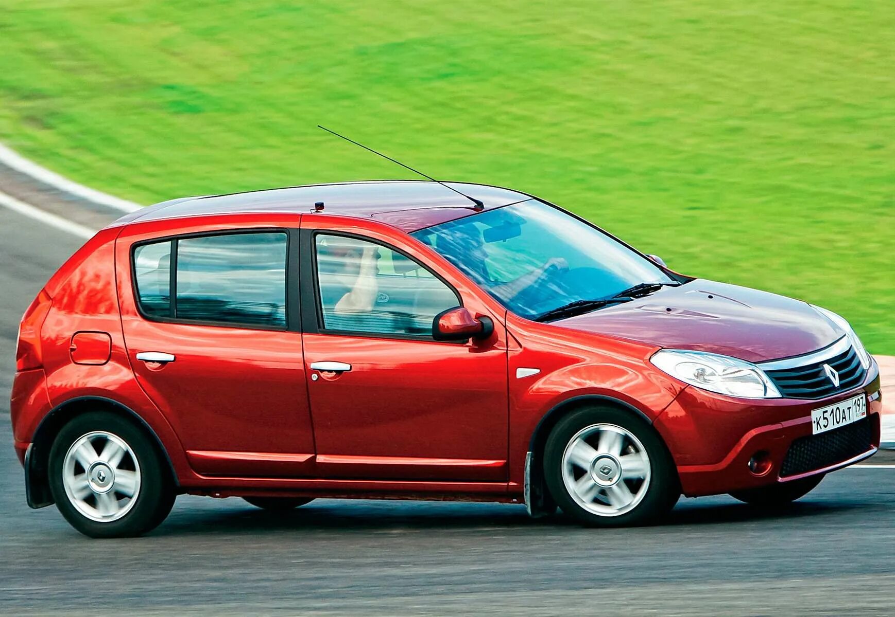 Купить б/у Renault Sandero I 1.6 AT (103 л.с.) бензин автомат в Нижнем Новгороде