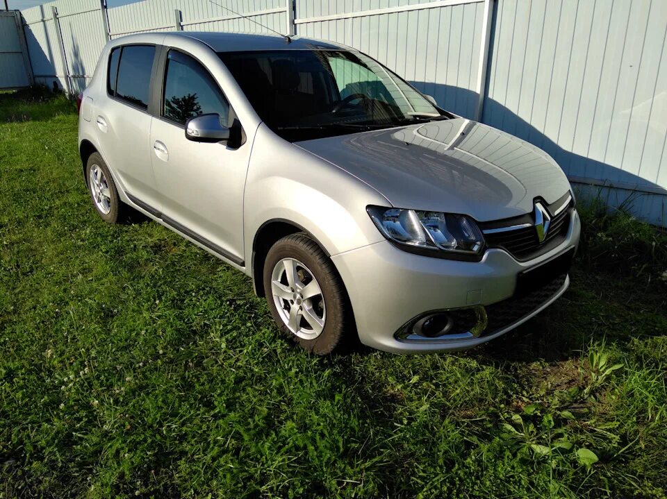 Рено сандеро фото авито Молдинги на двери . "Лень попустила" - Renault Sandero 2G, 1,6 л, 2017 года аксе