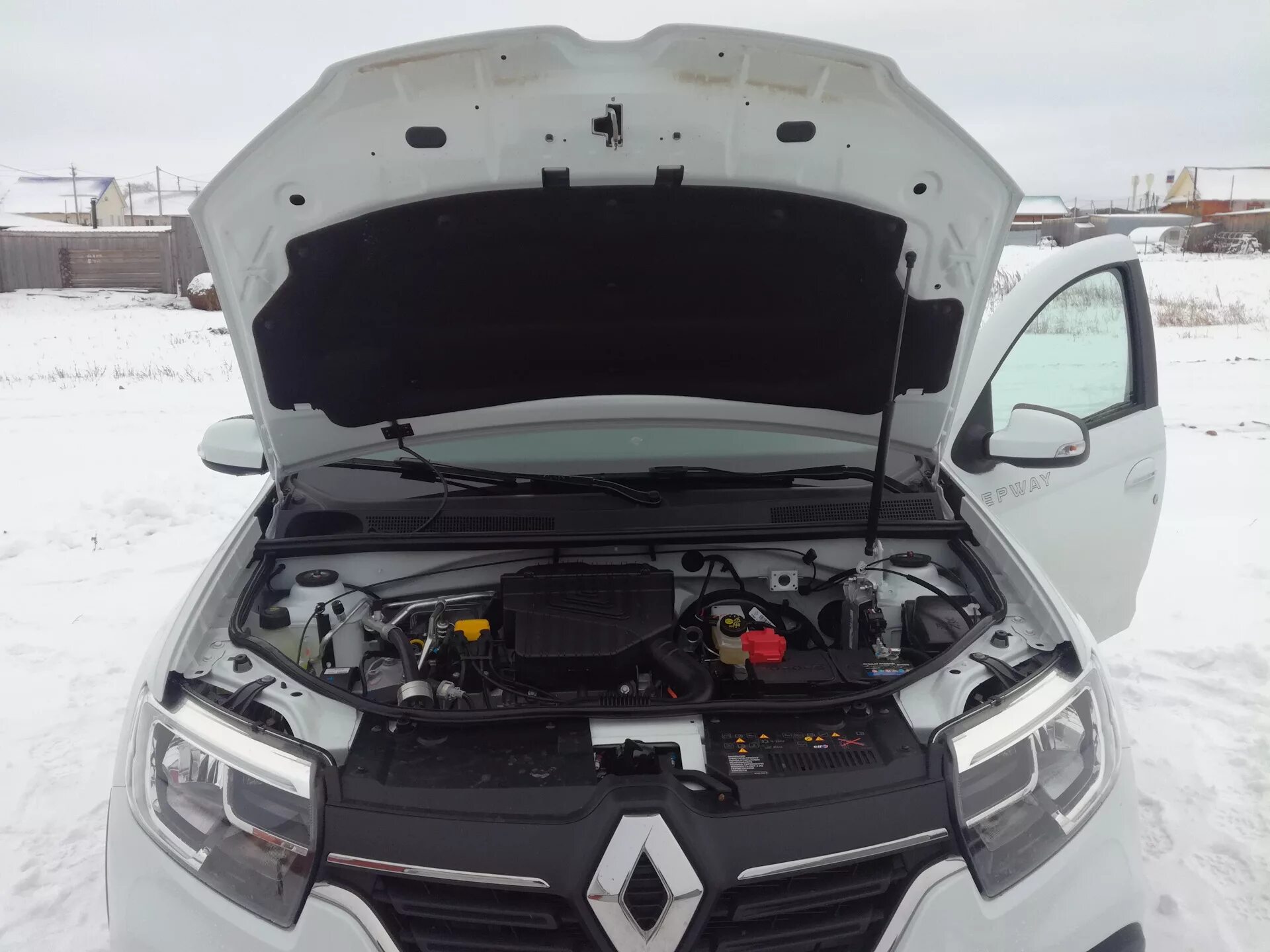 Рено сандеро фото капота Уплотнитель в капот - Renault Sandero Stepway (2G), 1,6 л, 2019 года аксессуары 