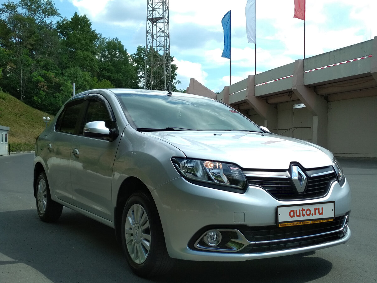 Купить б/у Renault Logan II 1.6 MT (82 л.с.) бензин механика в Москве: серебрист