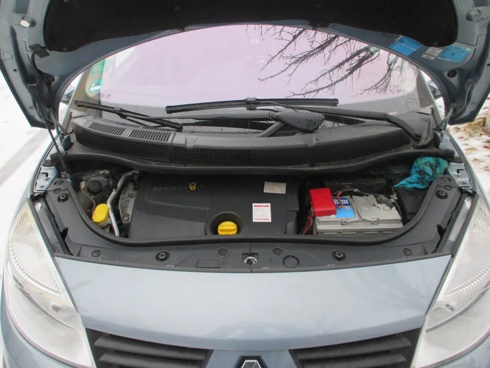 Рено сценик 2 под капотом фото Уплотнение зазоров под капотом - Renault Grand Scenic II, 1,9 л, 2004 года друго