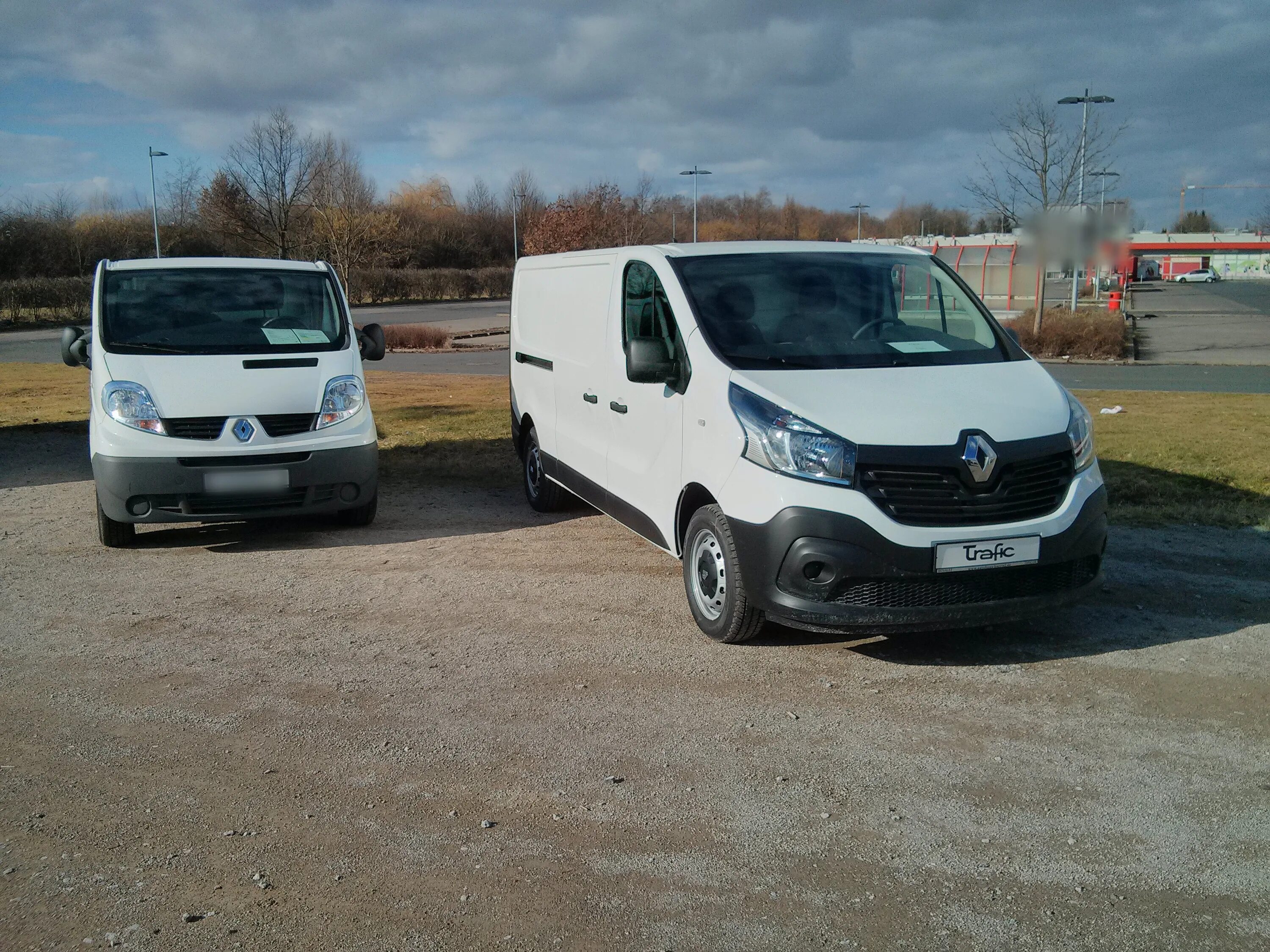 Рено трафик 3 фото File:Renault Trafic II + Renault Trafic III.jpg - Wikimedia Commons