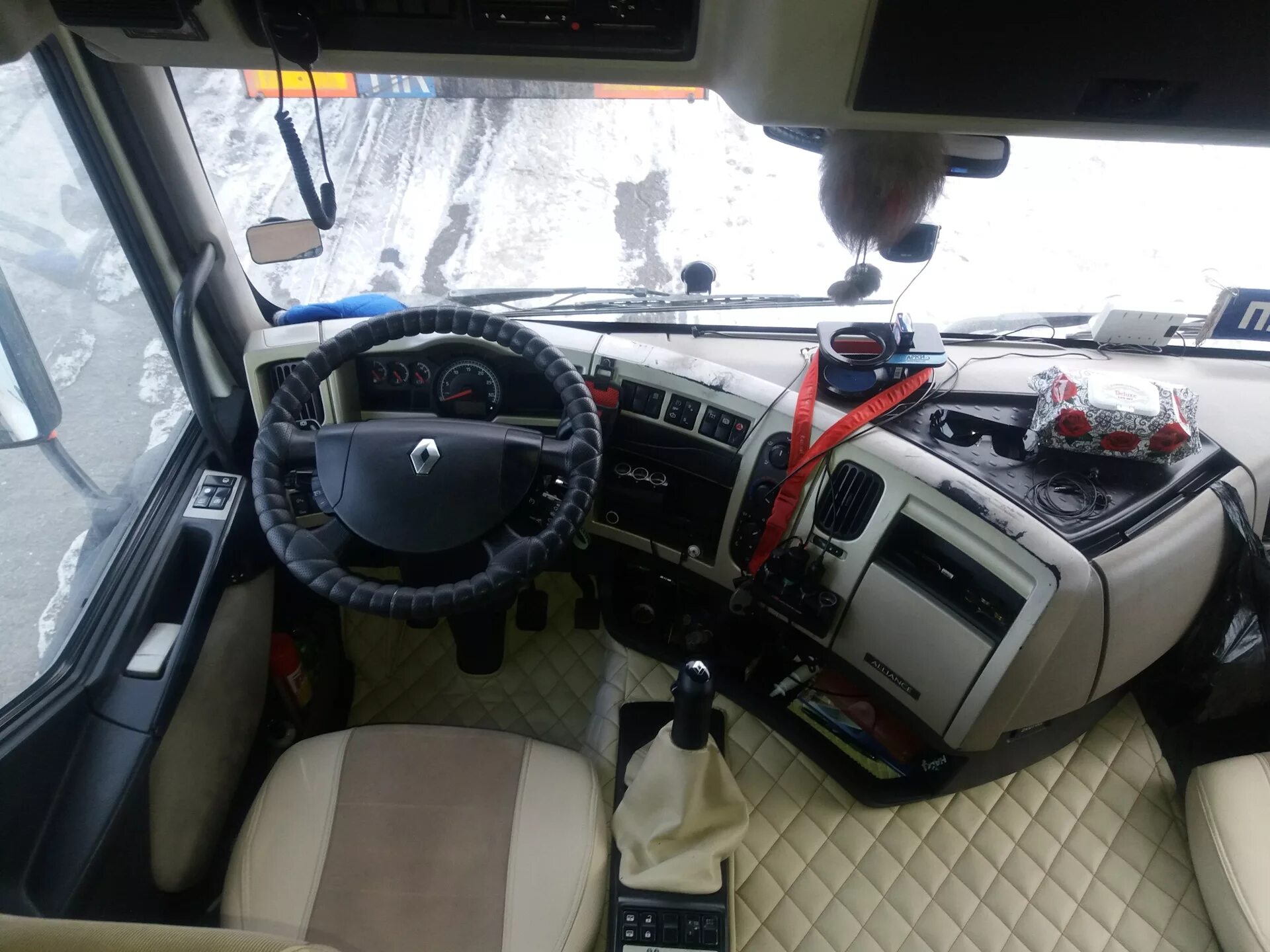 Рено тягач фото салона Фото кабинета - Renault Premium 450 DXI, 1,1 л, 2013 года просто так DRIVE2