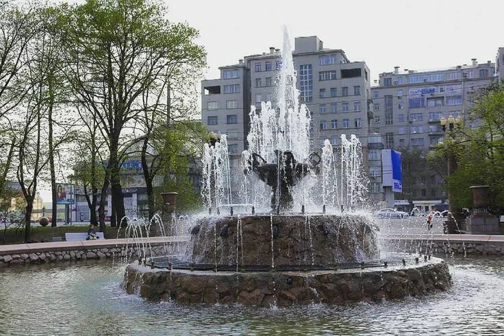 Репинский сквер москва болотная набережная фото Darius on Instagram: "Фонтан (Репинский)"