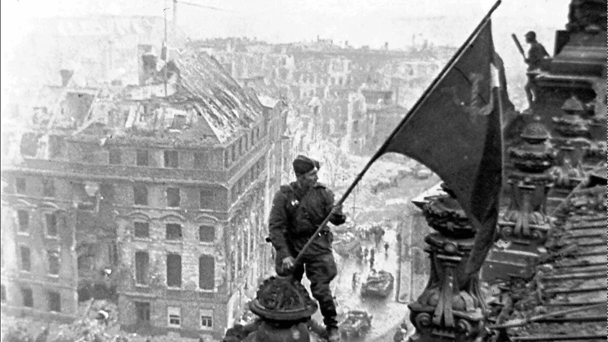 Рейхстаг фото 1945 знамя победы BBC World Service - Witness History, The fall of Berlin