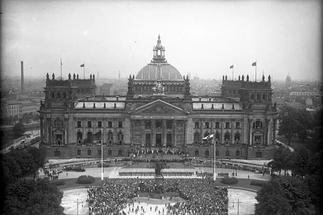 Рейхстаг здание 1945 фото File:Bundesarchiv Bild 102-13744, Berlin, Reichstag, Verfassungsfeier.jpg - Wiki