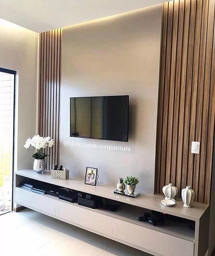 Рейка в интерьере гостиной с телевизором A imagem pode conter: área interna Decoração sala de tv, Mdf fendi, Interiores