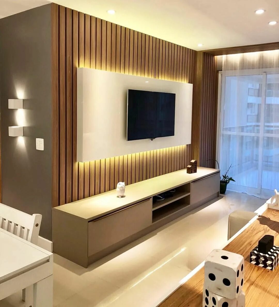 Рейка в интерьере гостиной с телевизором Home Idea HI Dani Porto on Instagram: "Quando a iluminação confere aquele toque 