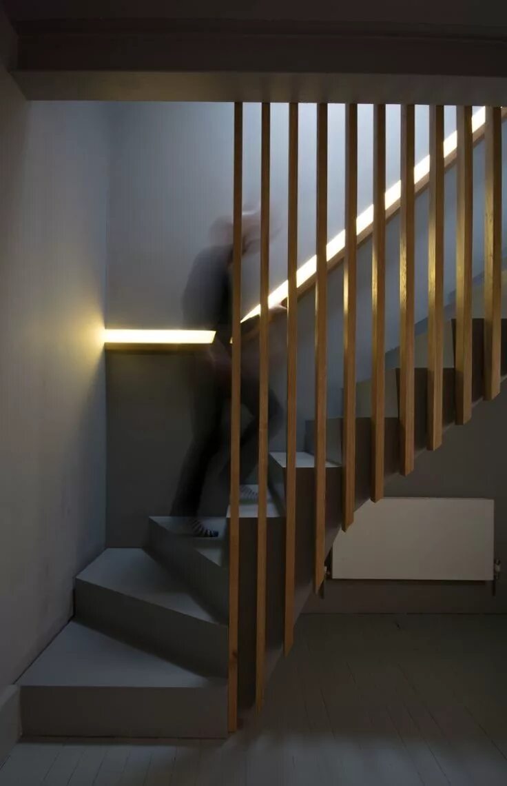 Рейки на лестнице фото claustra escalier intérieur en bois avec éclairage intégré Staircase design, Hom