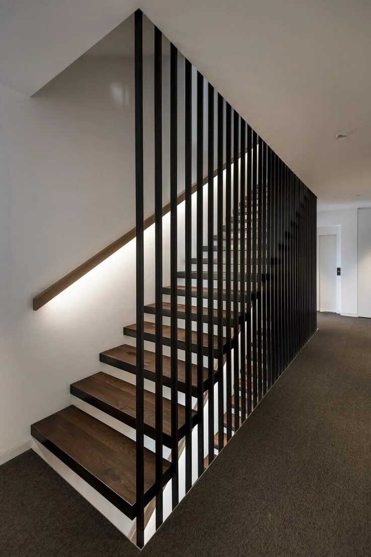 Рейки на лестнице фото Modern Metal and Wood Staircase Design