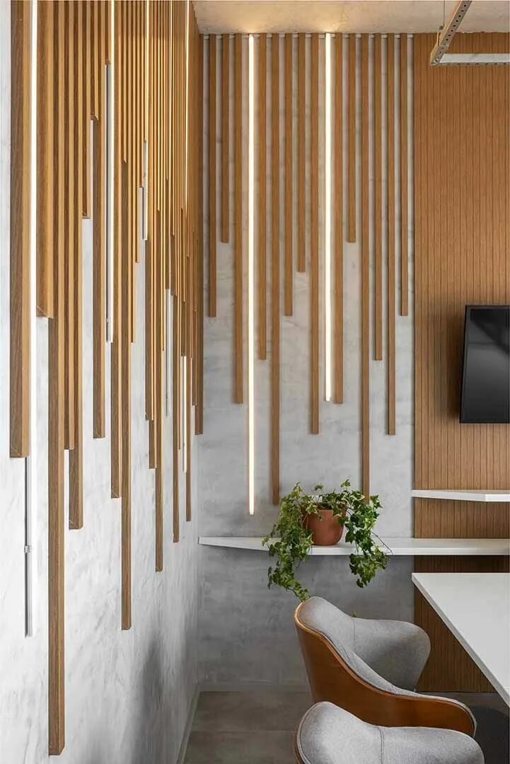 Рейки на стену декор фото Escritório clean Interior wall design, Wooden wall design, Wall decor design