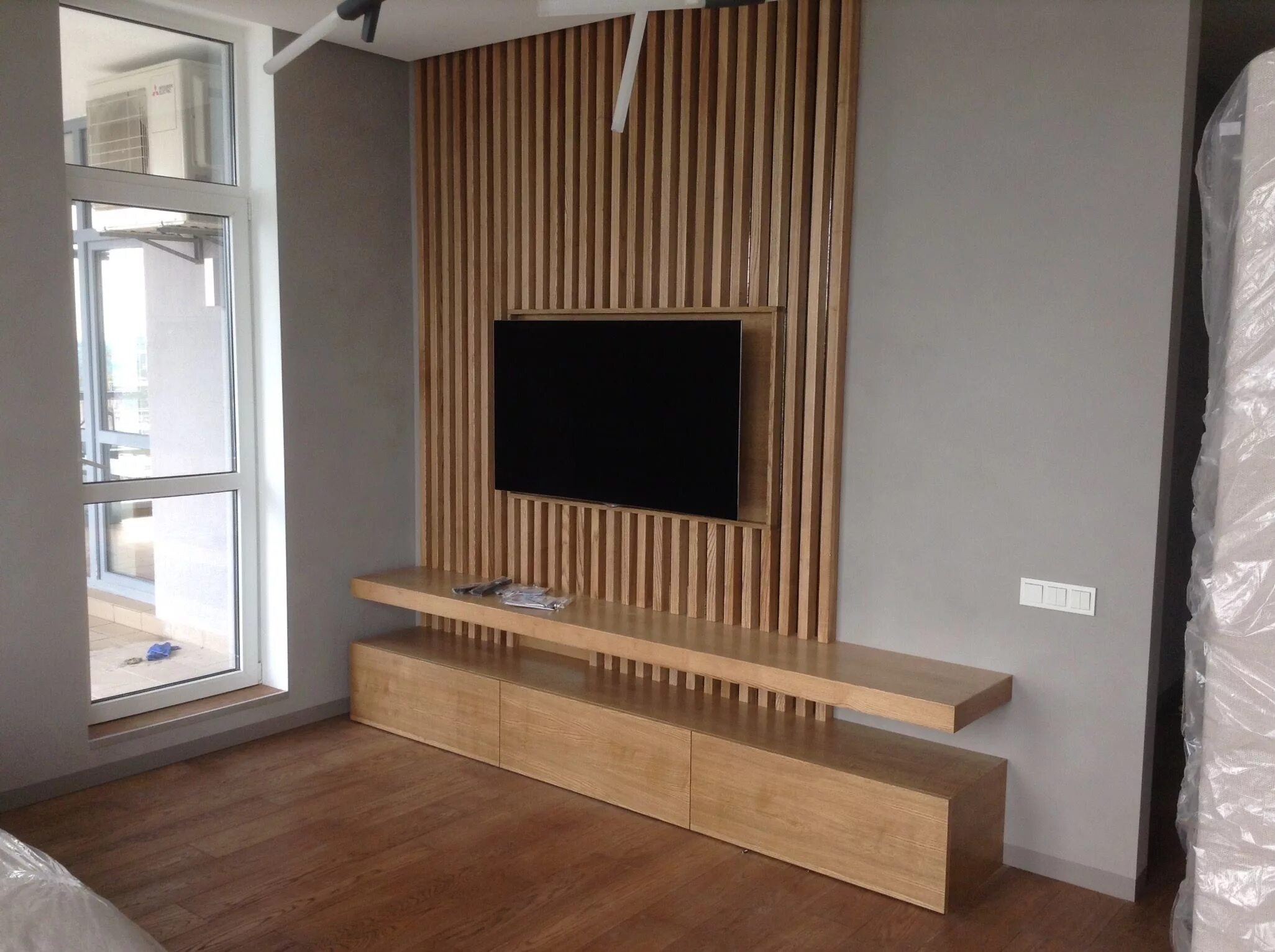 Рейки на стену под телевизор в интерьере Painel ripado Bedroom tv wall, Tv wall design, Wall paneling diy