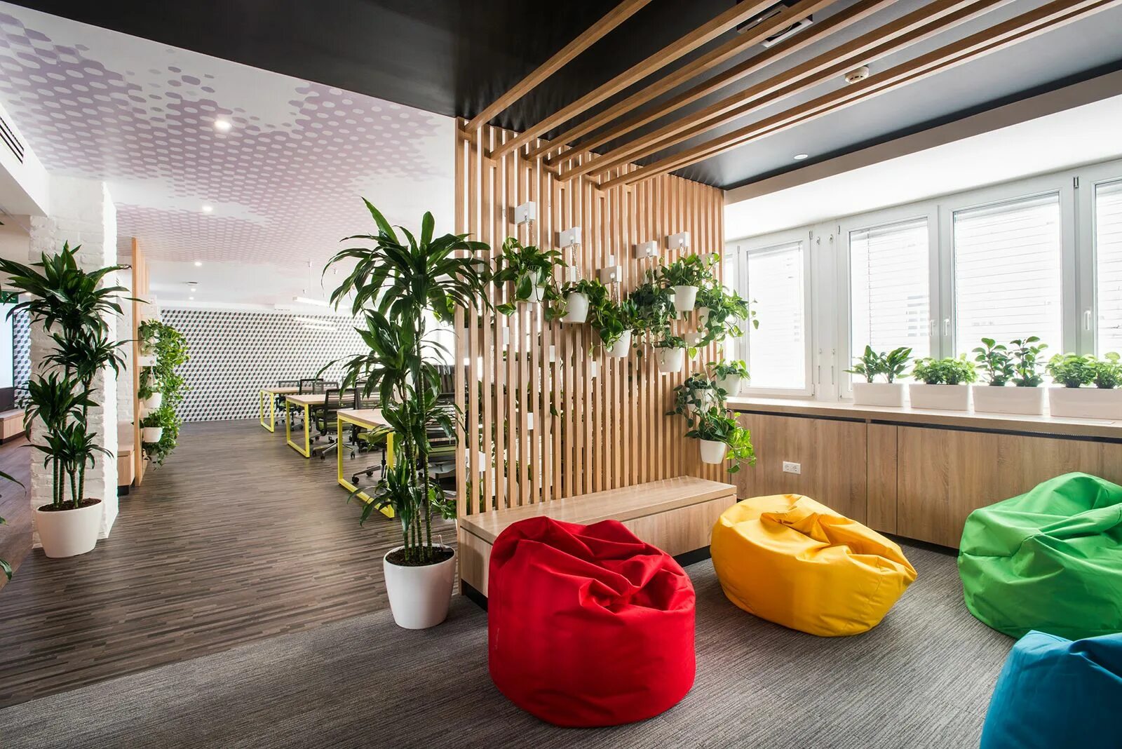 Рейки с цветами в интерьере A Look Inside Hortonworks' New Budapest Office Startup office design, Office int