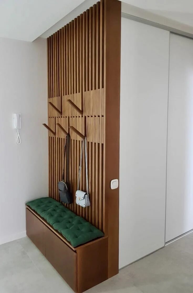 Рейки в интерьере прихожей на стене деревянные Wooden hallway rack Idée entrée maison, Idée déco entrée maison, Entrée maison m