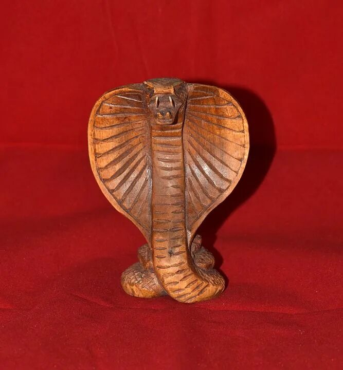 Резьба по дереву змеи фото Wooden Cobra Statue