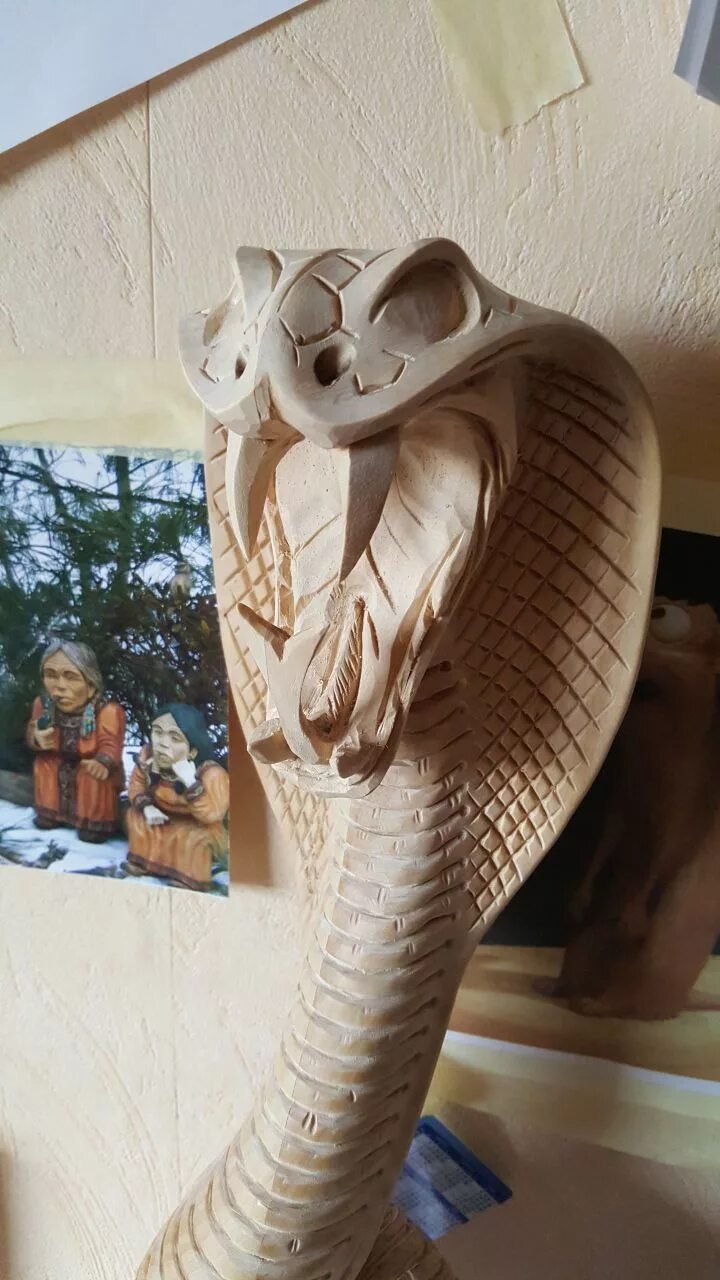 Резьба по дереву змеи фото wood carved cobra Wood carving art, Wood carving designs, Dremel wood carving