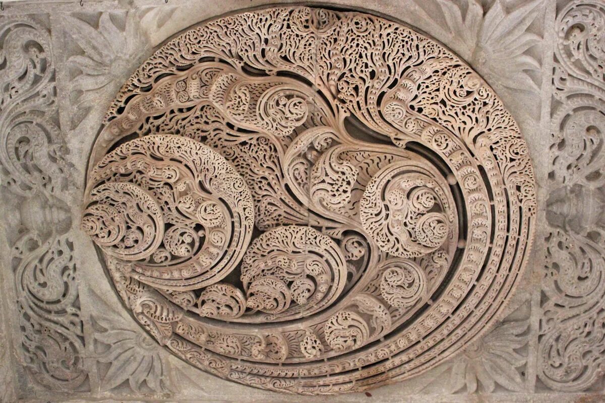 Резьба по камню фото File:15th century carving Jain temple at Ranakpur in Aravalli range near Udaipur