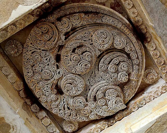 Резьба по камню фото File:Ceiling Carvings Jami Masjid Champaner.JPG - Wikipedia