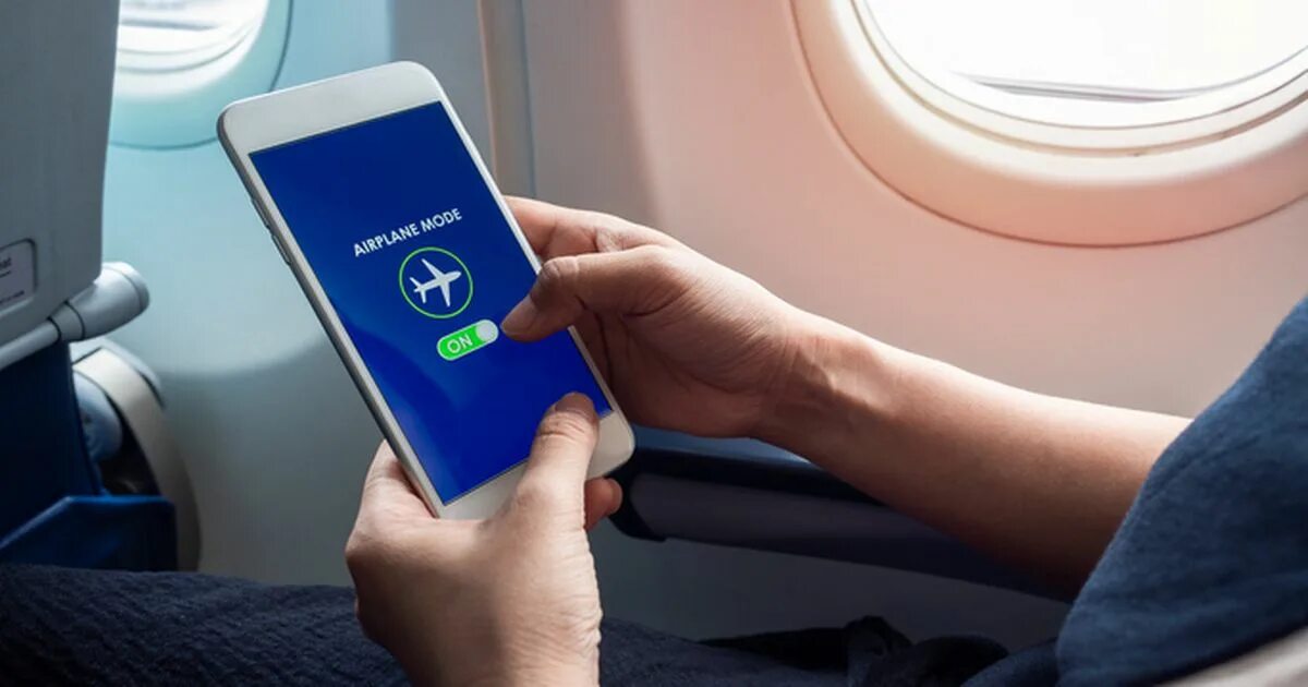 Режим самолета фото креатив Woman's 'genius' hack lets you send messages while on a plane - even in aeroplan