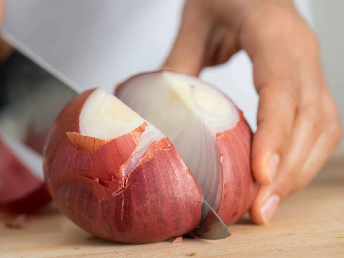 Режут лук фото How onion can help against heatstroke?