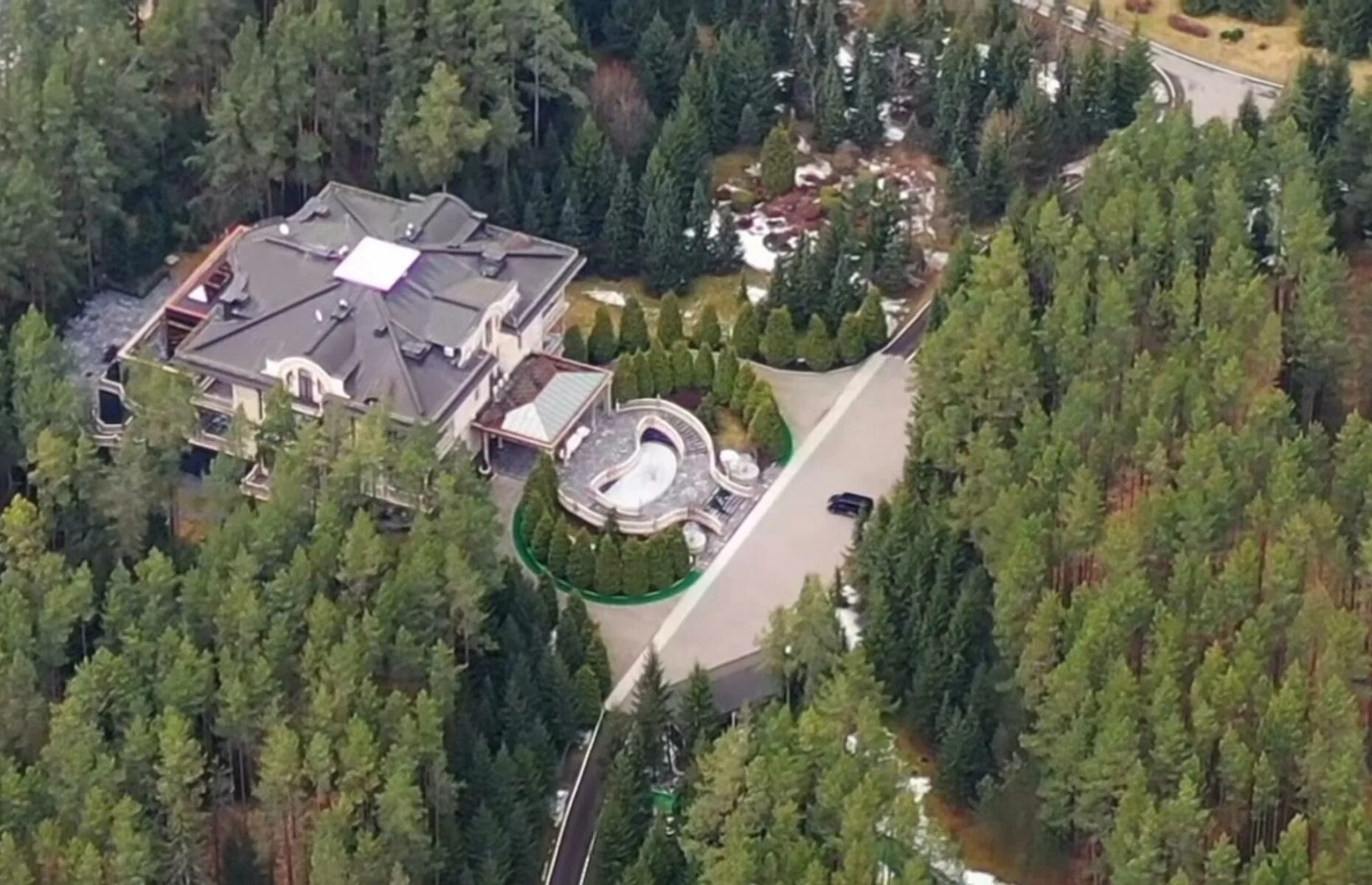 Резиденция путина в сочи фото Inside Vladimir Putin's secret forest palace where insider claims he DIED