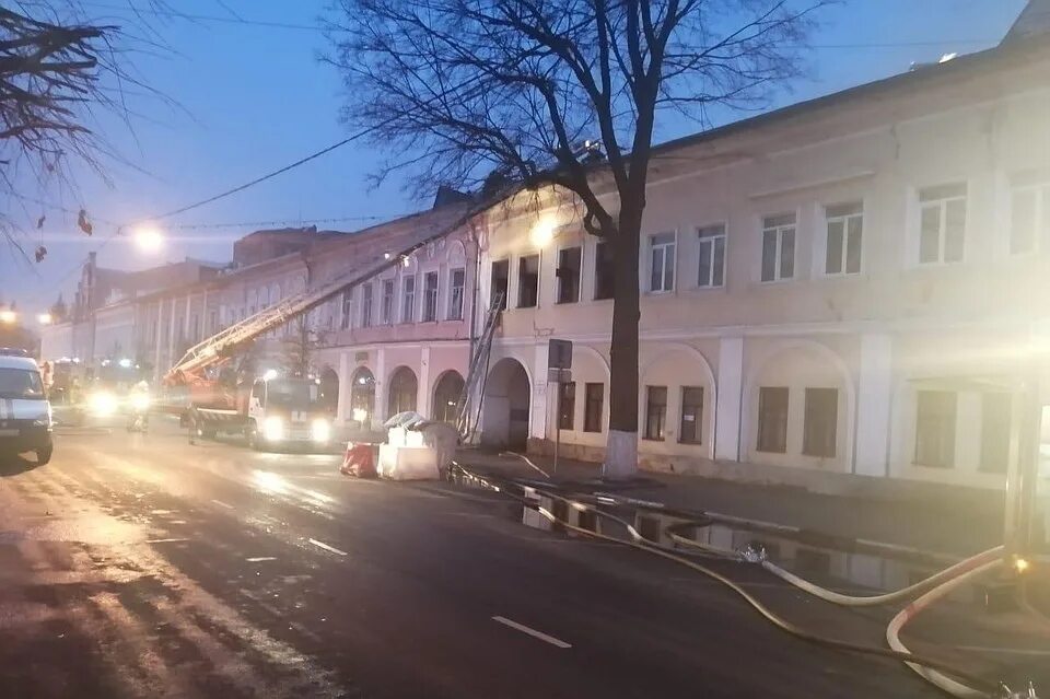 Резиденция ул нахимсона 21 ярославль фото Fire in the center of Yaroslavl: bodies of the dead are taken from the building 