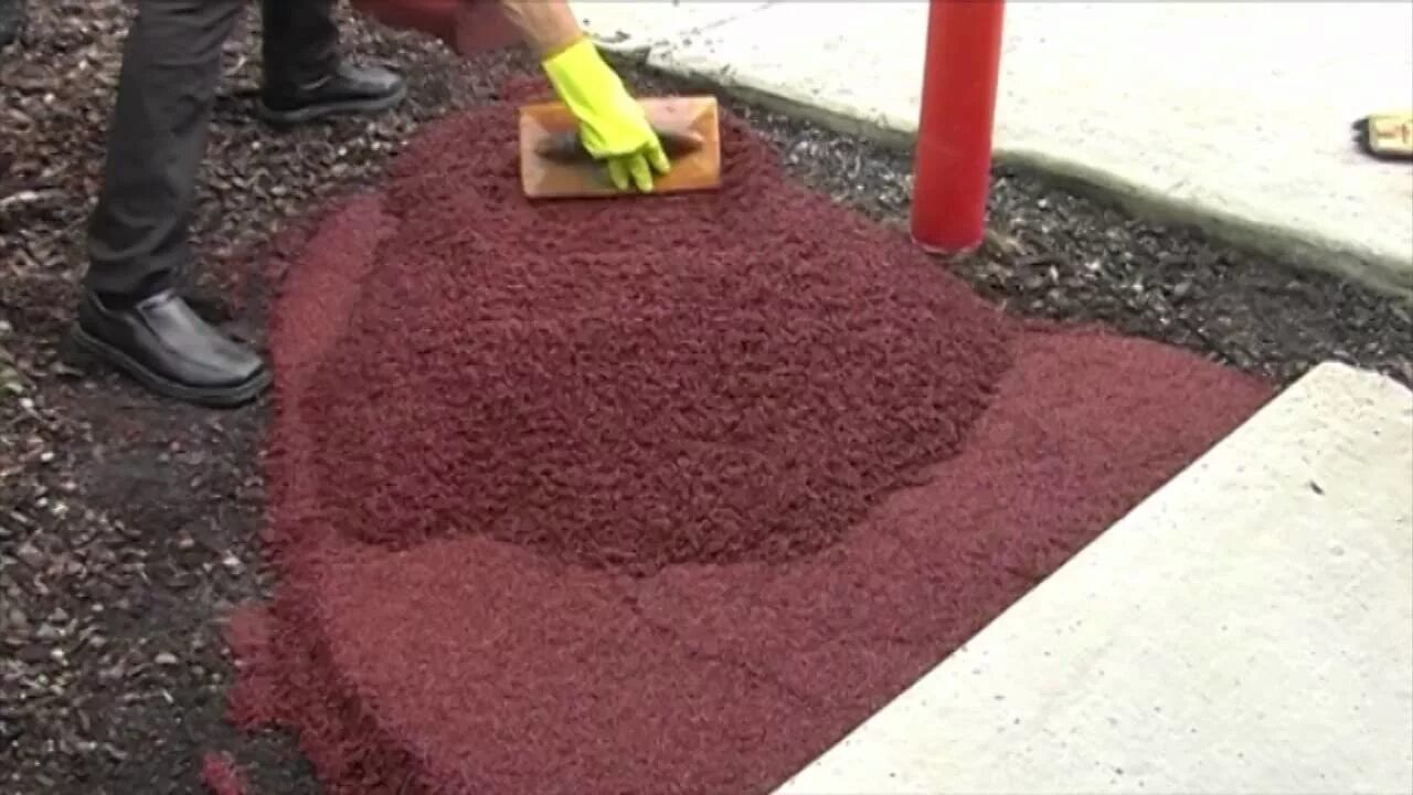 Резиновая крошка своими руками в домашних Wetpour Basics - How To Lay Rubber Wetpour - YouTube